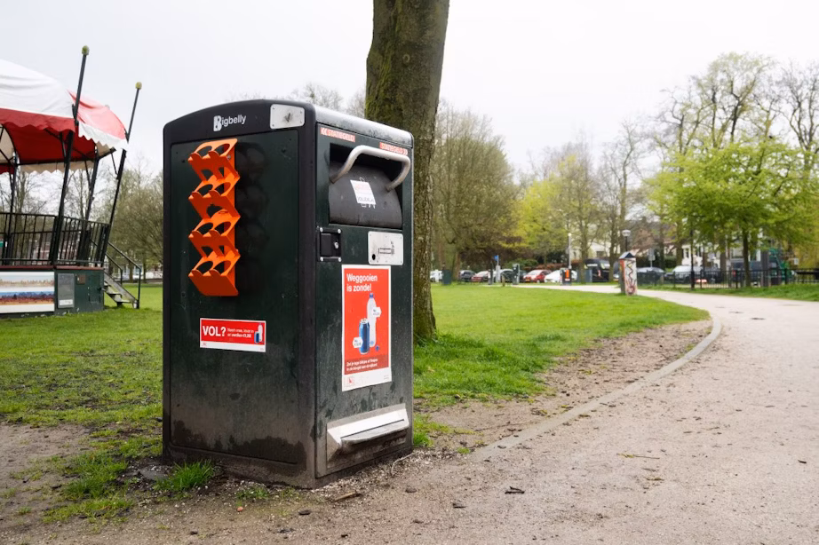 Vragen gesteld over doneerringen aan prullenbakken