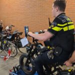 Delftse politieagent test een fatbike op een rollerbank